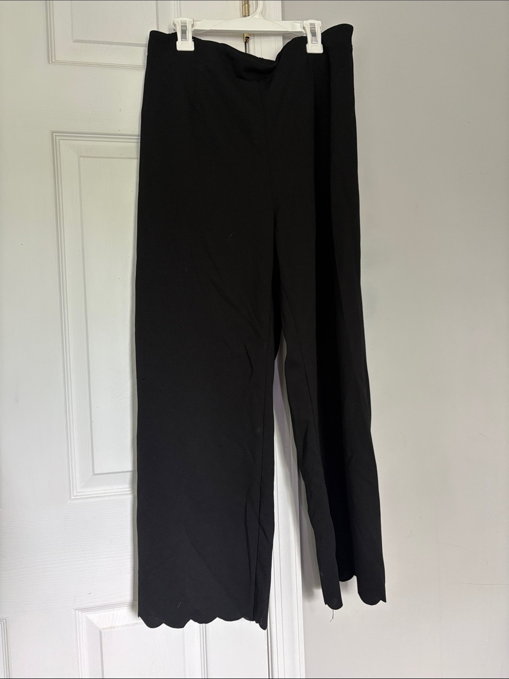 Women's Black Wide-Leg Scalloped Hem Pants